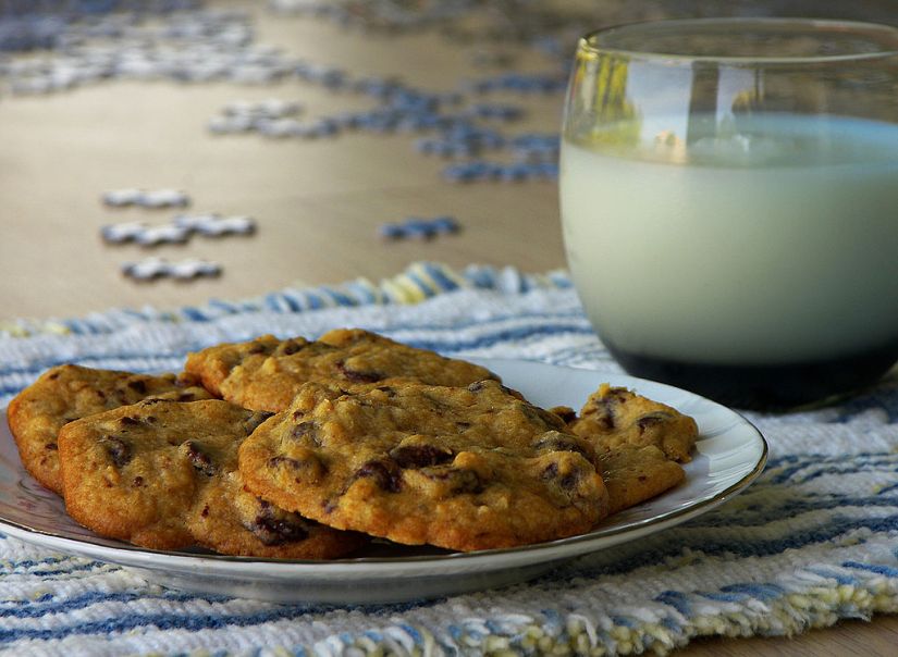 1024px-Milk_and_chocolate_chip_cookies%2c_with_puzzle_in_background